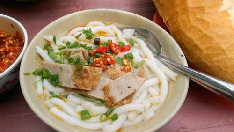 Bánh canh chả cá Nha Trang (le plat bánh canh chả cá Nha Trang- le nouille de riz avec les beignets de poisson)
