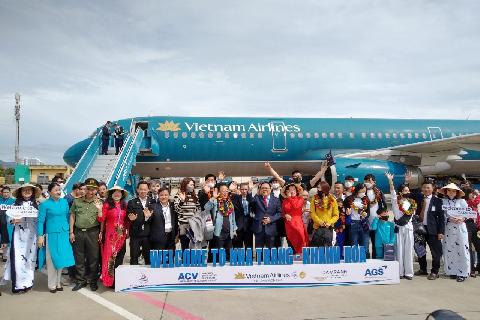 Tưng bừng chào đón khách du lịch quốc tế Hàn Quốc đến Khánh Hòa nhân dịp năm mới 2023