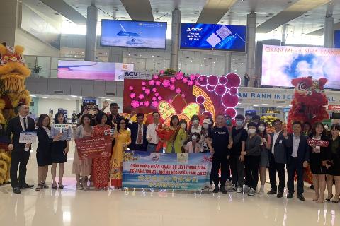 Ngành du lịch Khánh Hòa chào mừng đoàn khách du lịch Trung Quốc đến Nha Trang – Khánh Hòa