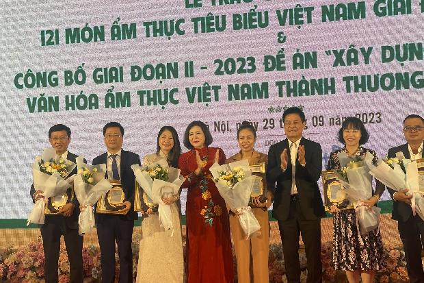 프로젝트 "베트남 요리 문화를 국가 브랜드로 구축 및 발전"의 2022년 1단계 베트남 대표 요리 121개에 대한 인증서 수여식 및 2023년 2단계 발표