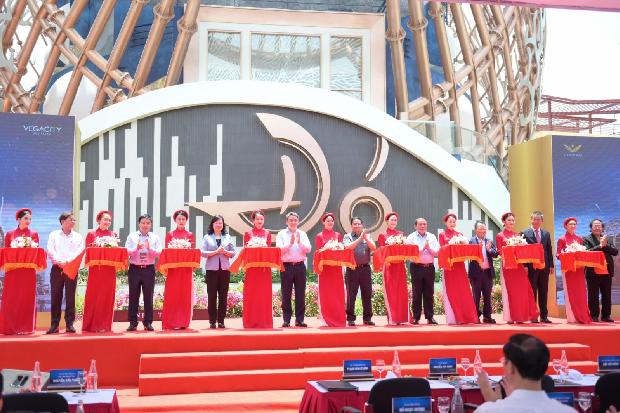 팜민찐(Phạm Minh Chính) 총리가 Do 극장 준공식에 참여했다