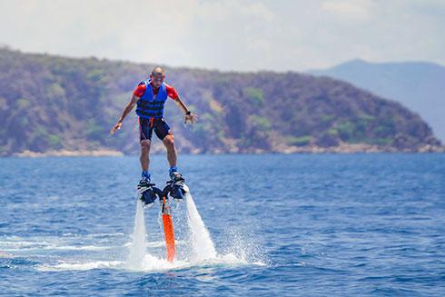 Đến Nha Trang mùa hè này, bạn hãy một lần trải nghiệm dịch vụ Flyboard để được thử cảm giác là một siêu anh hùng giữa biển cả. Đây môn thể thao cảm giác mạnh mới nổi lên như một ngôi sao mà nhiều người phải xếp hàng trải nghiệm cho bằng được ở thiên đường du lịch Nha Trang.