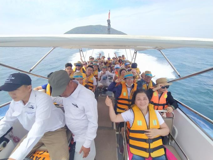 Đoàn khách hào hứng khi được tham quan vịnh Nha Trang
