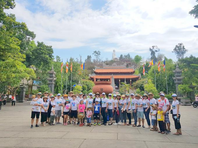 Đoàn khách Mạnh Hùng Group tham quan chùa Long Sơn, Nha Trang