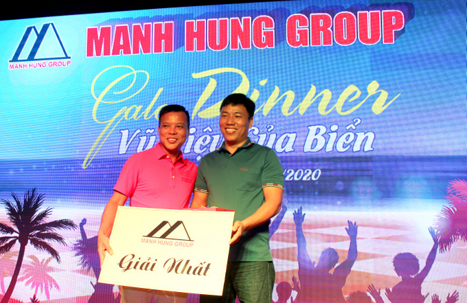 Luật sư Đoàn Tiến Hưng trao giải Nhất trong chương trình Gala Dinner của công ty tại Nha Trang