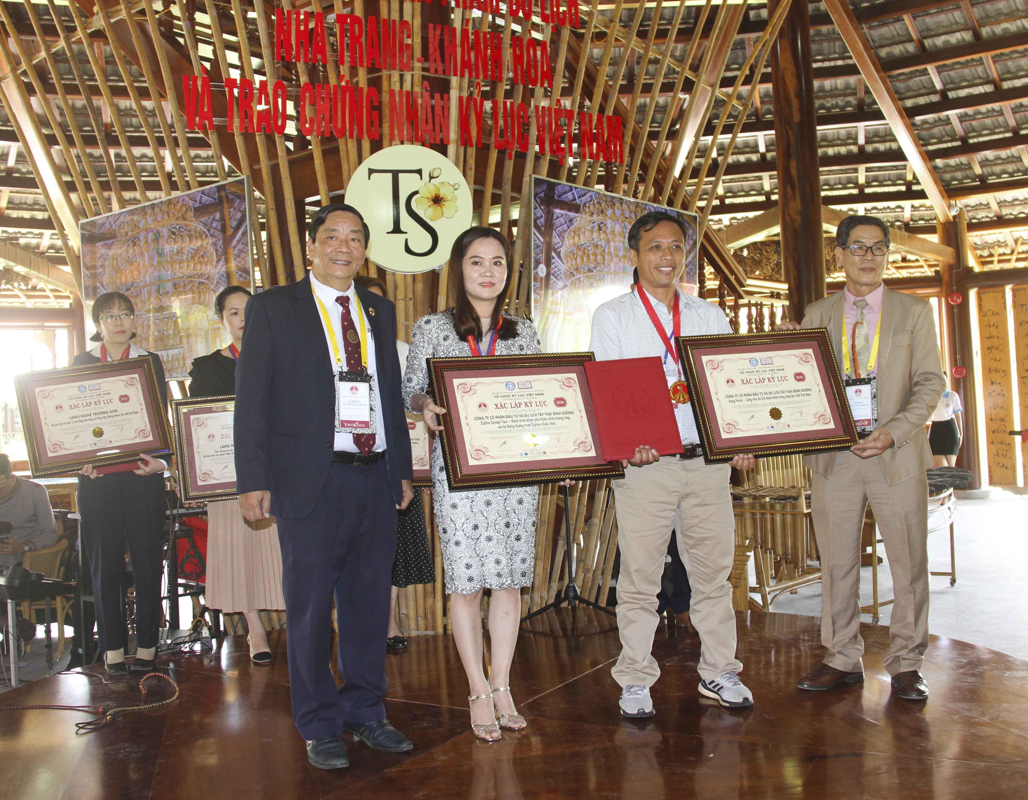 <p style= "text-align: justify; ">Lãnh đạo Tổ chức Kỷ lục Việt Nam trao bằng chứng nhận 2 kỷ lục cho đại diện của Công viên Kong Forest ngày 26-12</p>