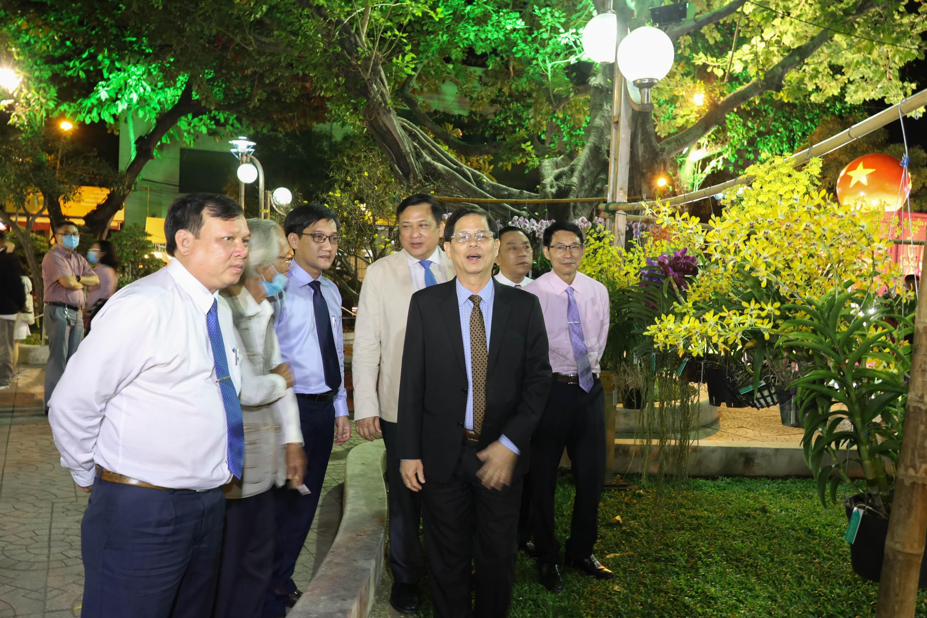 Lãnh đạo tỉnh Khánh Hòa và lãnh đạo TP.Nha Trang đi tham quan Hội hoa Xuân.