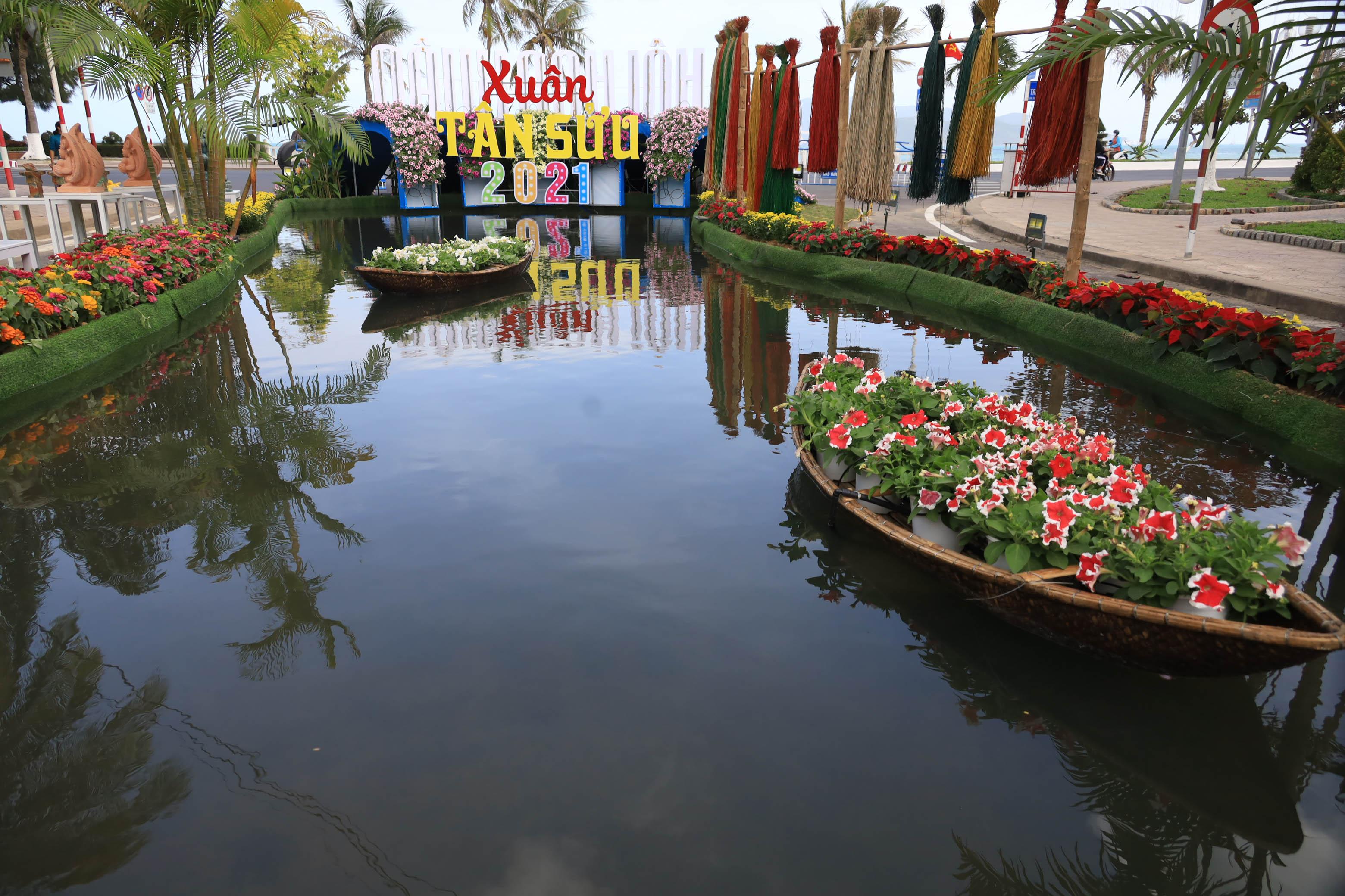 Hình ảnh mô phỏng dòng sông Cái Nha Trang là một nét mới của Hội hoa Xuân năm nay.