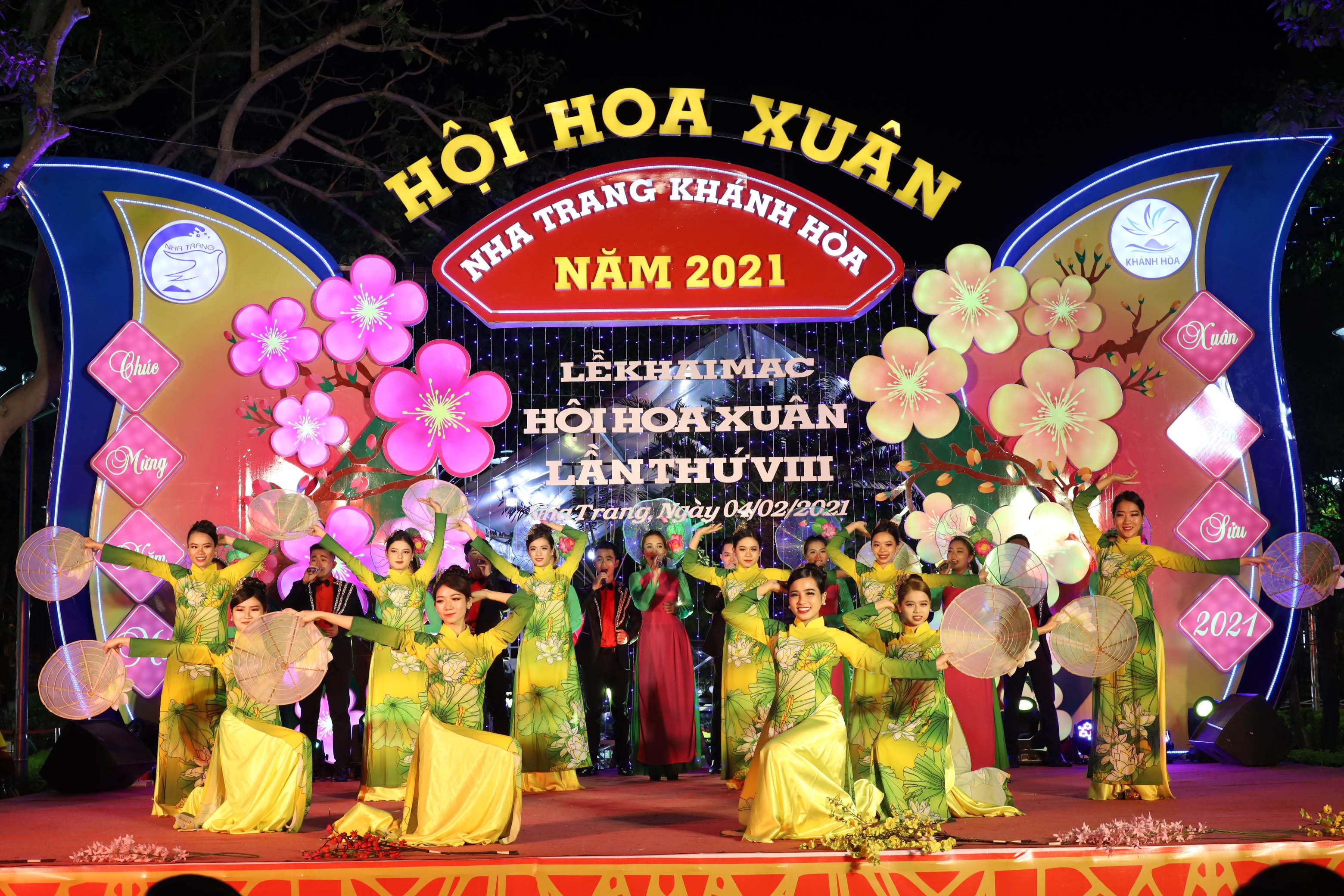 Màn hát múa chào mừng lễ khai mạc Hội hoa Xuân.
